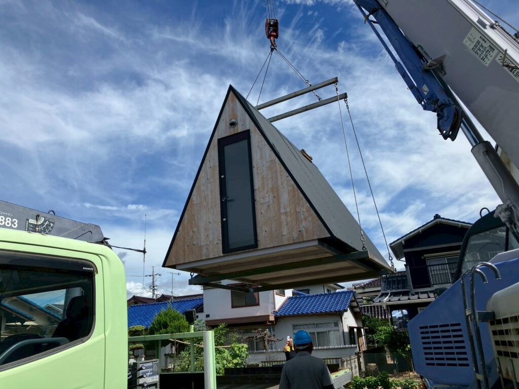中に浮かぶ小屋