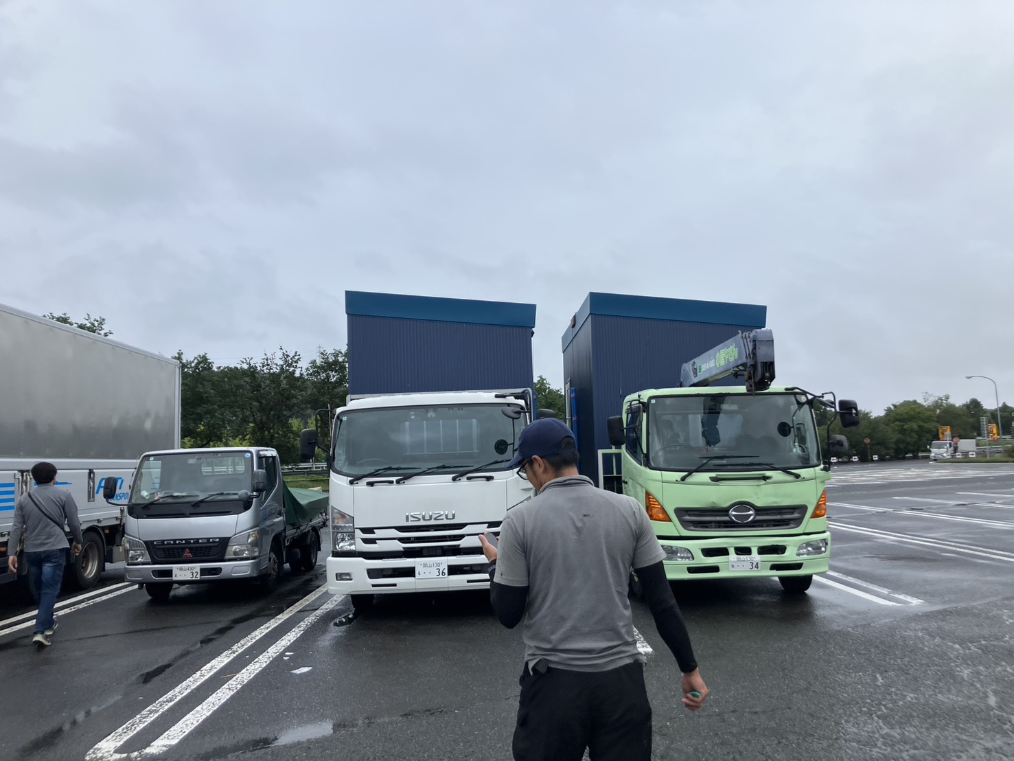 で